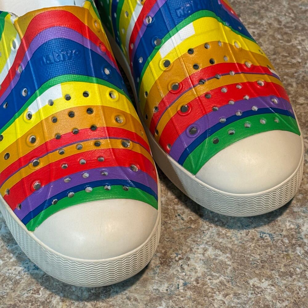 Native Jefferson Kids Water Rainbow Striped Slip on Casual Shoes Size J2 - Picture 3 of 11